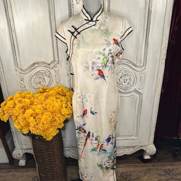 Elegant Floral and Bird Graphics Cheongsam Dress Beautiful Unique - Picture 1 of 11